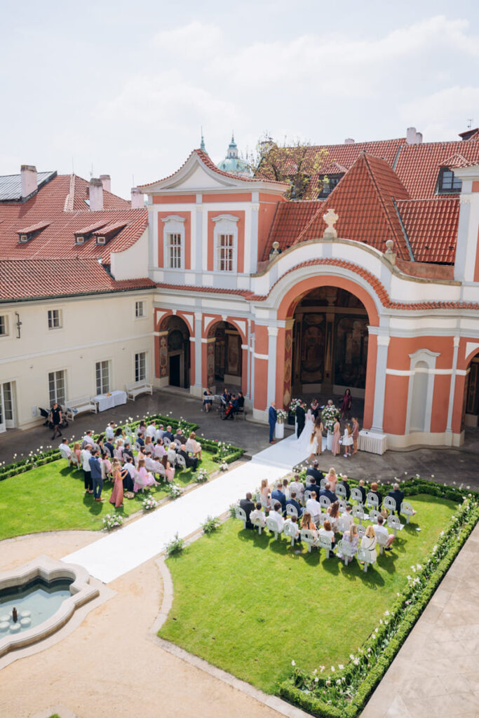 Nikola Elefant svatební fotografka svatební místo Ledeburská zahrada