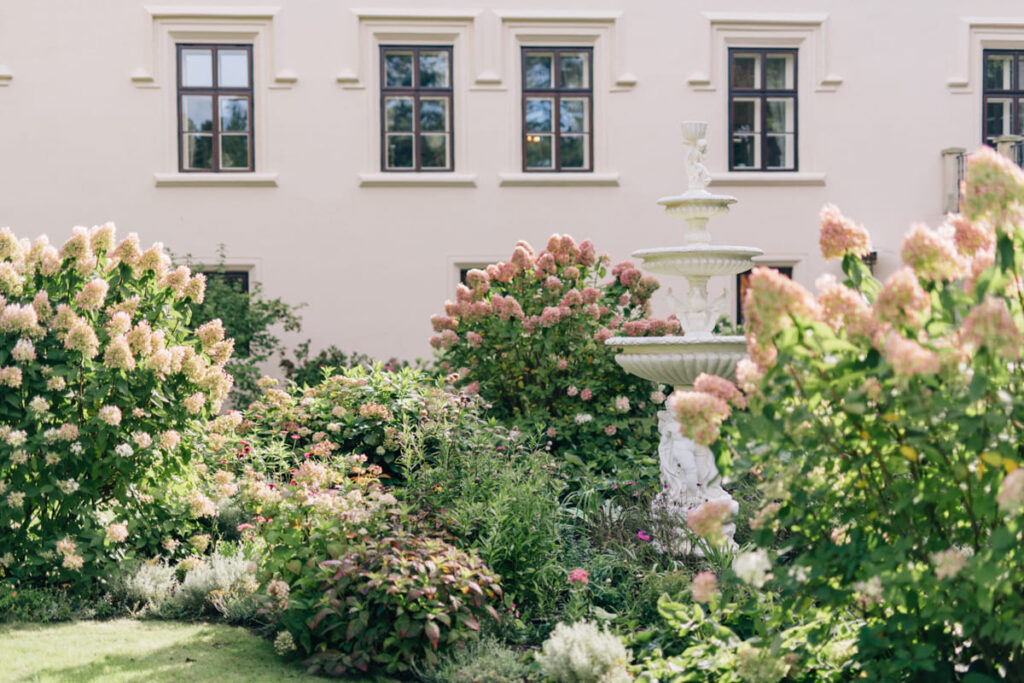 Nikola Elefant svatební fotografka svatební místo Chateau Trnová